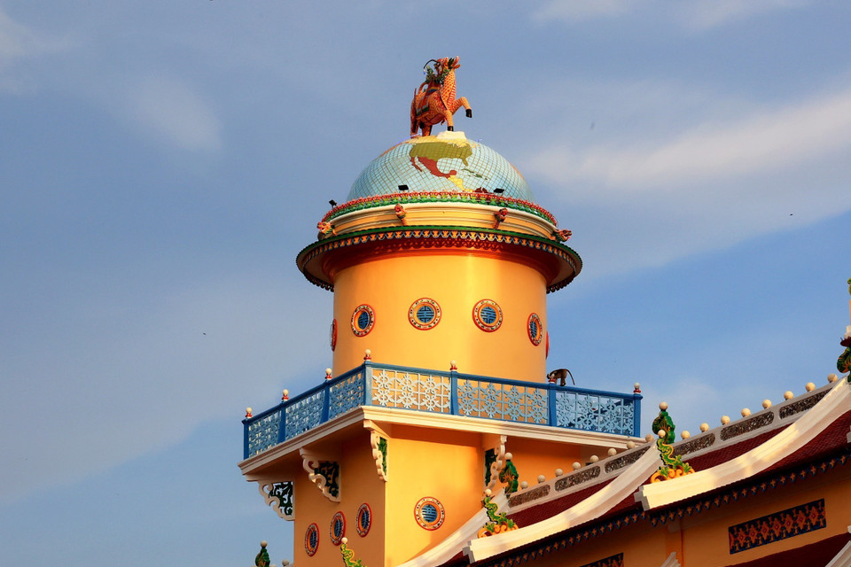 Nghinh Phong Đài trên nóc Tòa Thánh với mái vòm theo kiểu thánh đường Hồi giáo. (Ảnh: Hồng Đạt/TTXVN)