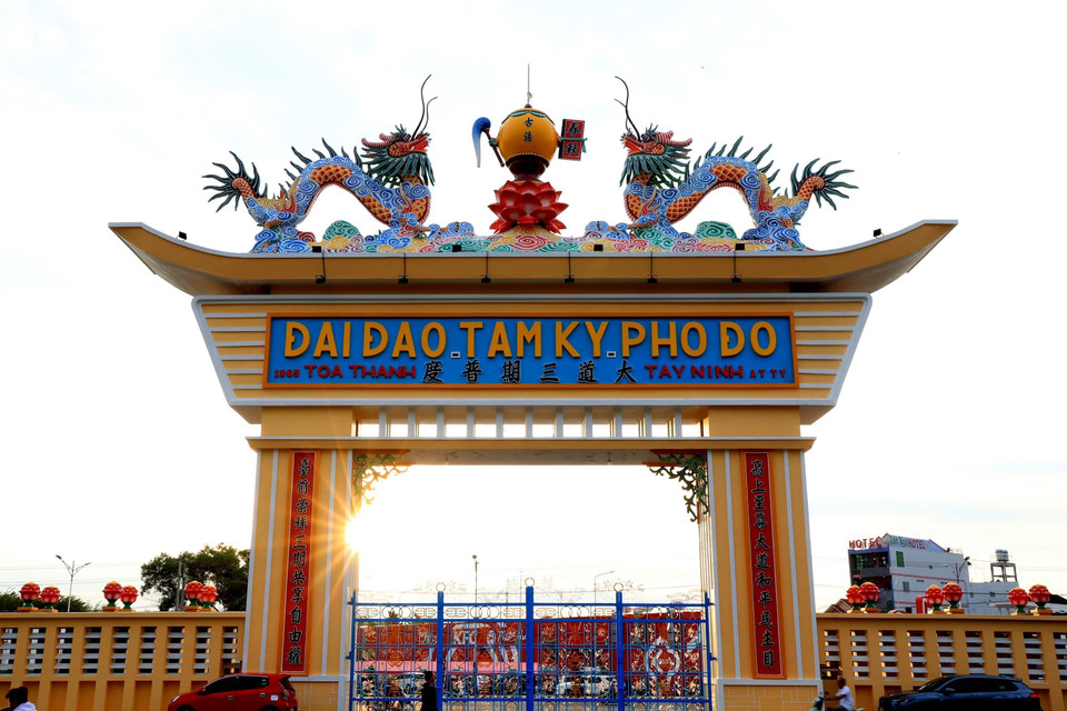 Cổng chính vào Tòa Thánh Tây Ninh. (Ảnh: Hồng Đạt/TTXVN)