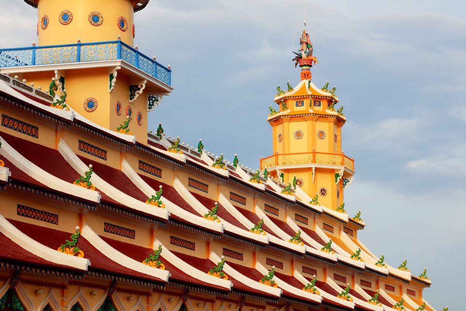 Kiến trúc mái độc đáo của Tòa Thánh Tây Ninh là sự pha trộn giữa kiến trúc truyền thống Việt Nam với kiến trúc của thánh đường Hồi giáo và điện thờ của Đạo giáo. (Ảnh: Hồng Đạt/TTXVN)