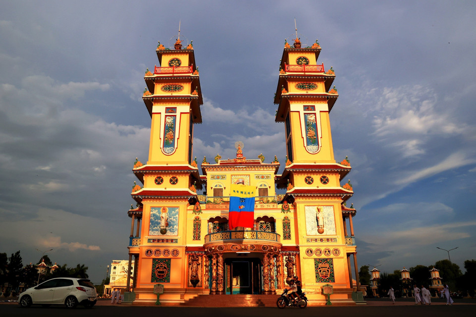 Tòa Thánh Tây Ninh mang hình dáng một con long mã nằm chầu uy nghi, đầu hướng về phía Tây với hai cái sừng vươn thẳng lên trời cao là tháp trống và tháp chuông ở hai bên. (Ảnh: Hồng Đạt/TTXVN)