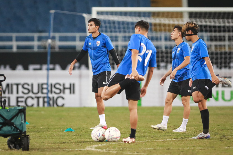 Ngoài tinh thần hứng khởi, cầu thủ Thái Lan cũng cho thấy thể trạng sung mãn dù vừa trải qua hai trận bán kết căng thẳng với Malasyia. (Ảnh: PV/Vietnam+)