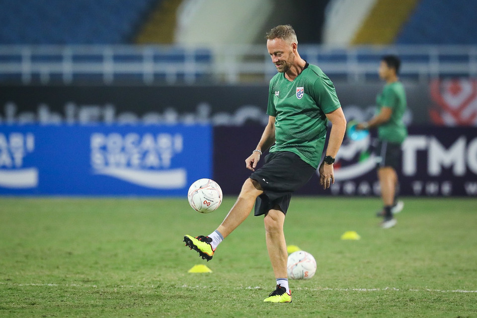 Huấn luyện viên trưởng đội tuyển Thái Lan, ông Alexandre Polking cũng cho thấy sự thoải mái khi khởi động cùng toàn đội. (Ảnh: PV/Vietnam+)