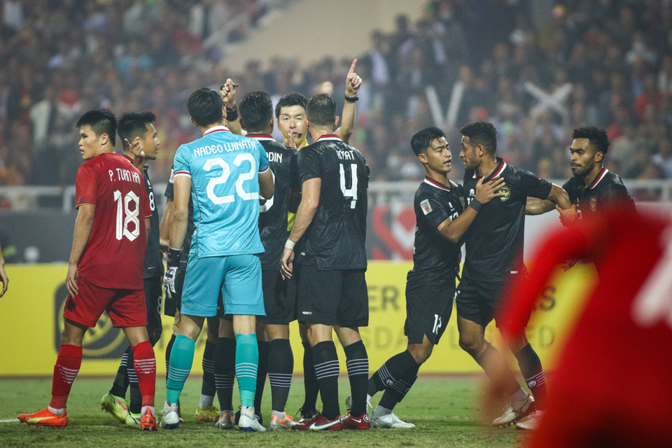 Tuyển Indonesia nhiều lần vây kín trọng tài và đòi hỏi quyết định có lợi nhưng không thành công. (Ảnh: PV/Vietnam+)