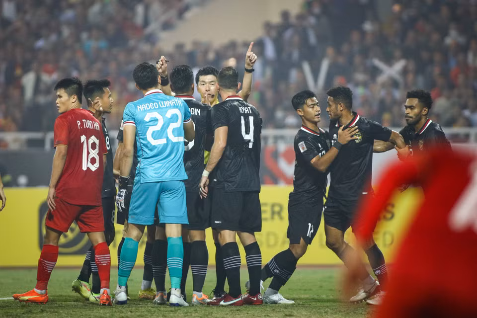 Tuyển Indonesia nhiều lần vây kín trọng tài và đòi hỏi quyết định có lợi nhưng không thành công. (Ảnh: PV/Vietnam+)