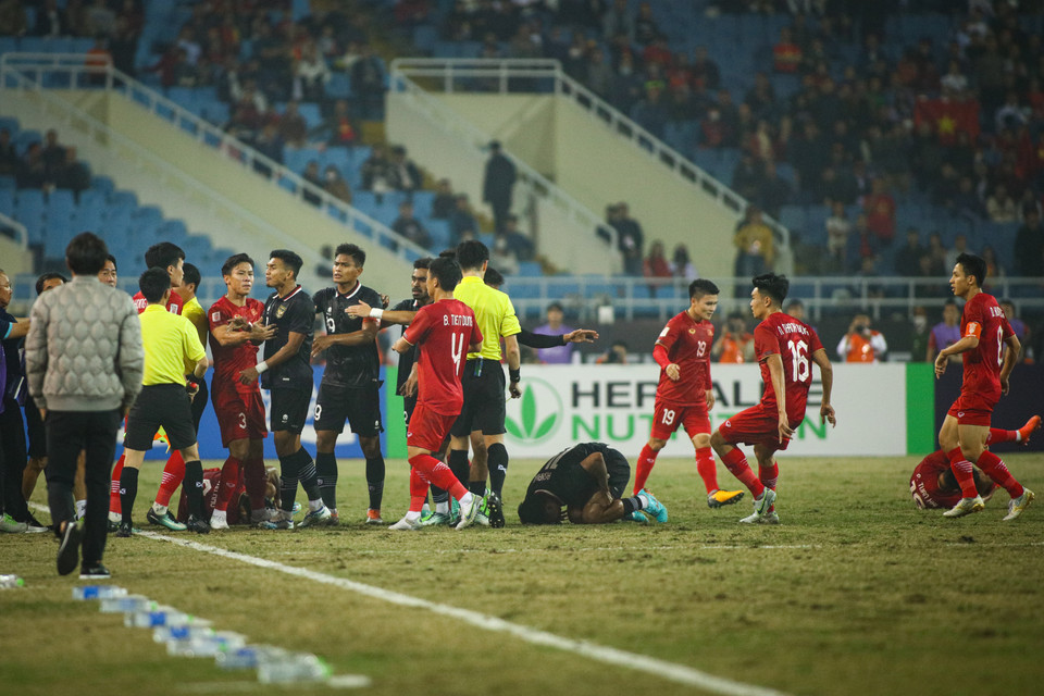 Trận đấu nhiều lần phải dừng lại vì những tình huống cầu thủ tranh cãi hoặc trọng tài rút thẻ phạt. (Ảnh: PV/Vietnam+)