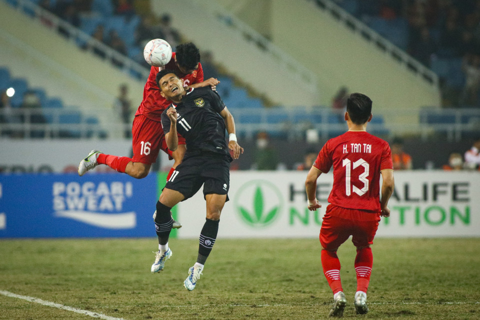 Dẫu vậy, những tình huống nóng nảy trên sân không hề gây nao núng cho cầu thủ Việt Nam. Thậm chí, đội chủ nhà cho thấy sự chủ động trong các tình huống phạm lỗi để đẩy đối thủ vào thế khó. (Ảnh: PV/Vietnam+)