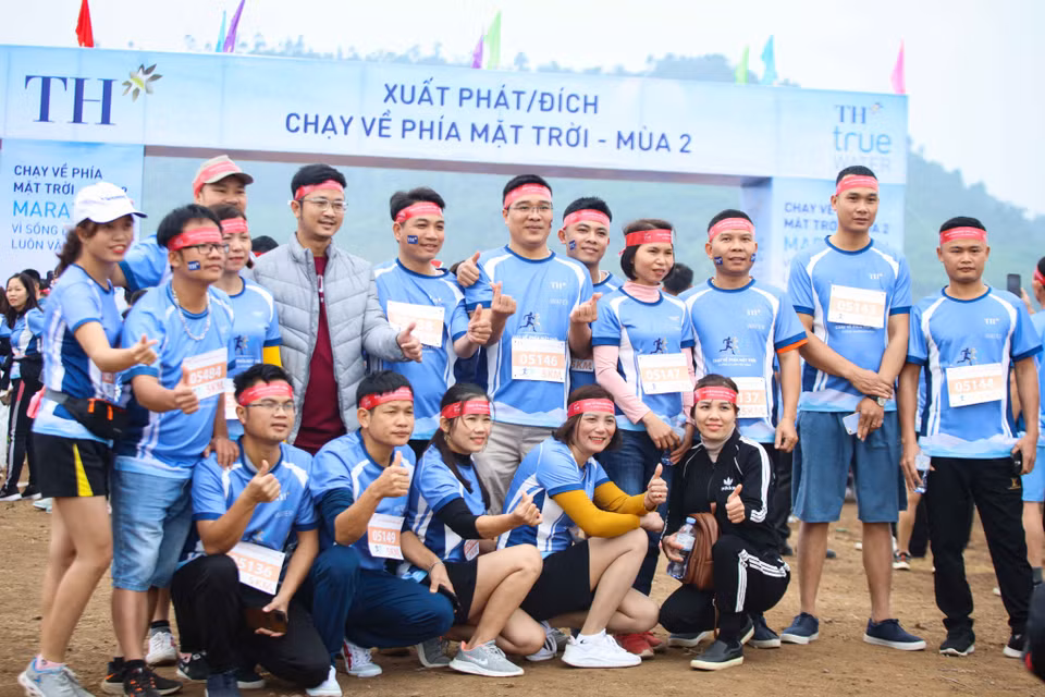 Giải chạy có khởi đầu là cung đường chạy là cánh đồng Hoa hướng dương đẹp như tranh vẽ tại đồi C10. Cung đường chạy tiếp theo đều mang các dấu ấn phát triển mạnh mẽ của tập đoàn TH và Dự án chăn nuôi bò sữa và chế biến sữa TH. Cụm trang trại TH gồm 3 cụm, 9 trại và các cánh đồng, đang chăn nuôi đàn bò sữa gần 70.000 con. Đây là điểm khởi đầu của chuỗi sản xuất khép kín, tuần hoàn, từ khâu trồng nguyên liệu, nuôi bò sữa và sản xuất sữa tươi sạch. Nhờ quy trình nuôi dưỡng, chăm sóc và chế độ dinh dưỡng tối ưu, bò sữa của Trang trại TH đạt sản lượng sữa cao nhất Việt Nam và Đông Nam Á: Bình quân mùa cao điểm đạt 35 lít/con/ngày, tương đương gần 11.000 lít/con/chu kỳ 305 ngày. (Ảnh: PV/Vietnam+)