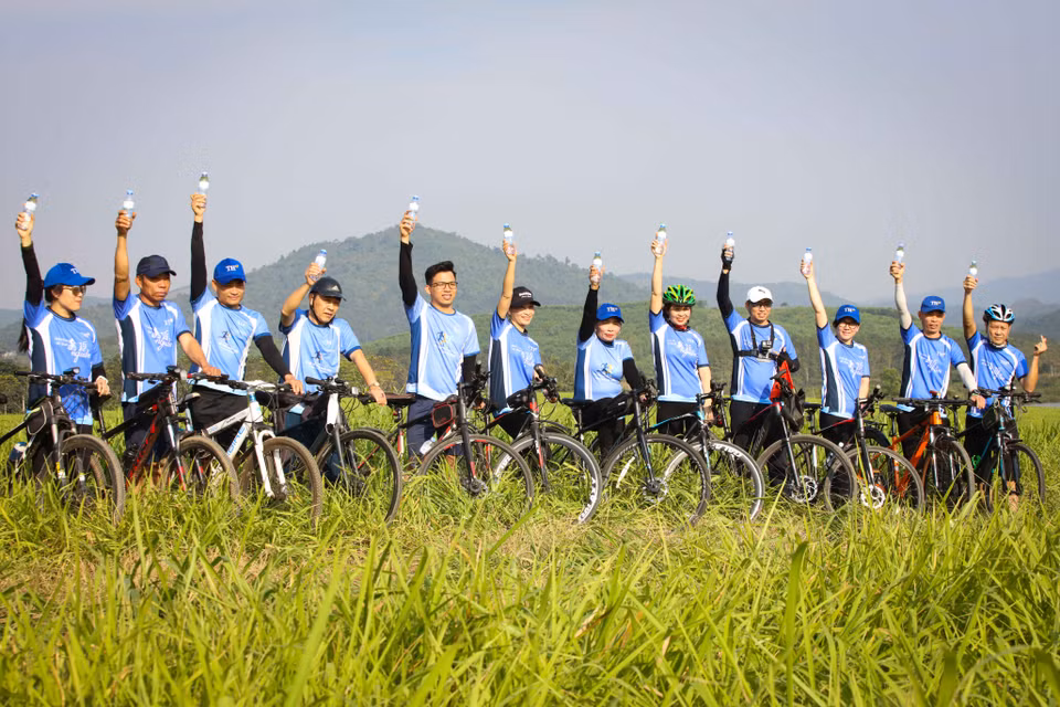 Năm 2022, giải xe đạp 'Những Miền đất TH' với sự tham gia của nhân viên Tập đoàn TH trên mọi vùng miền ở Việt Nam, Australia, Nga nhằm khơi dậy lòng tự hào khi được làm việc tại TH. Bên cạnh đó, có những giải tiền đề như “Race to Raise – Bước Chân hạnh phúc” nhằm thúc đẩy “văn hóa sức khỏe” đậm bản sắc TH. Mỗi km (sau khi tính hệ số chạy cuối tuần) được quy đổi thành 1.000 đồng nhằm gây quỹ bảo trợ học phí, sinh hoạt phí cho trẻ em mồ côi hậu COVID-19, thông qua Quỹ Vì Tầm Vóc Việt. (Ảnh: PV/Vietnam+) 