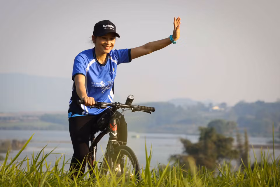 Mỗi ngày, câu lạc bộ đạp xe dành 2 giờ đồng hồ để dạo quanh cụm trang trại bò sữa TH với cung đường đáng mơ ước, băng qua cánh đồng cỏ và hoa hướng dương. (Ảnh: PV/Vietnam+) 