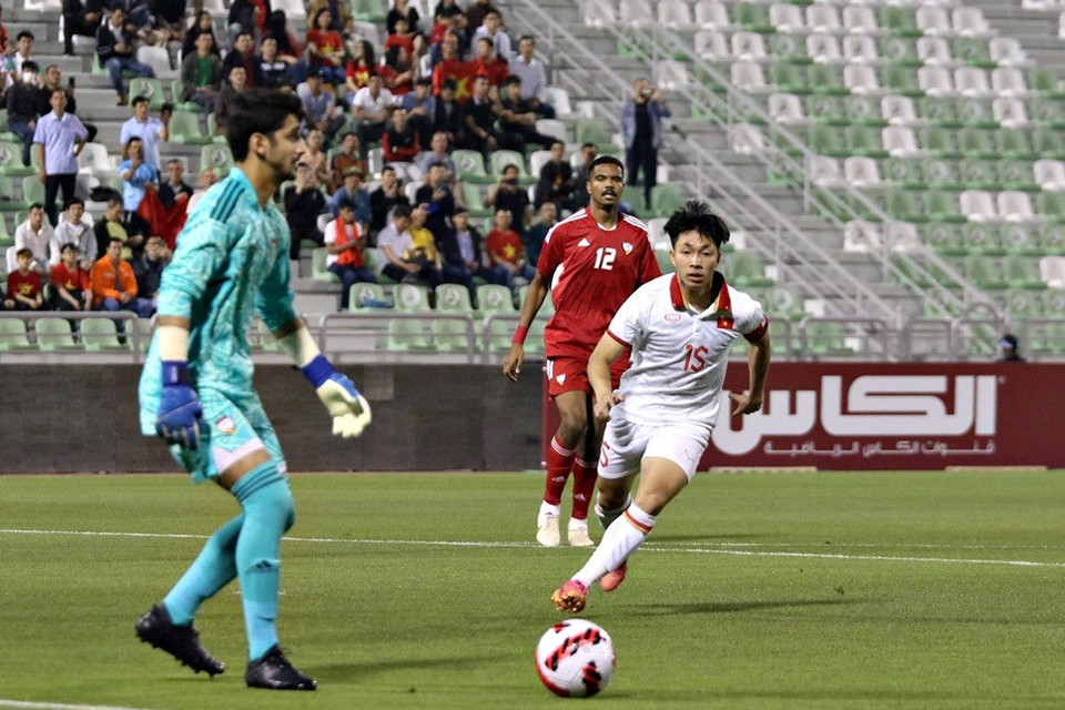 U23 Việt Nam tiếp tục nhập cuộc chậm rãi, tập trung kiểm soát bóng và giữ vững cự ly đội hình nhằm hạn chế tối đa sức mạnh tấn công đa dạng từ đối thủ. (Ảnh: VFF)