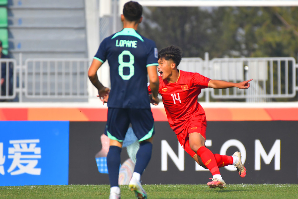 Một trong những đường bóng chuyển trạng thái nhanh từ phòng ngự sang tấn công đã giúp U20 Việt Nam ghi bàn mở tỷ số ngay từ phút thứ 6, qua đó mở ra thế trận thuận lợi. (Ảnh: AFC)