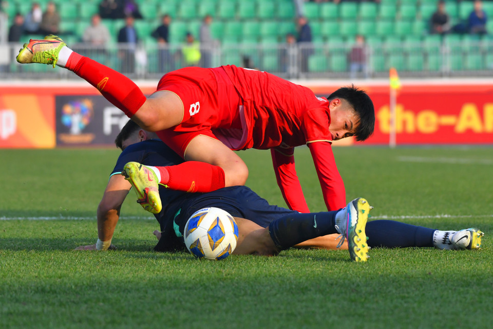 Điểm mạnh của U20 Australia như thể hình, các đường bóng bổng và khả năng tranh chấp đều bị U20 hóa giải. (Ảnh: AFC)