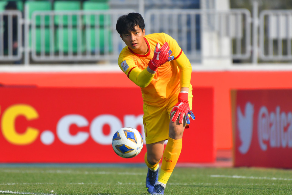 Bên cạnh chủ nhân bàn thắng duy nhất của trận đấu, thủ môn Cao Văn Bình cũng chơi hay nhất bên phía U20 Việt Nam nhờ hóa giải nhiều tình huống nguy hiểm. (Ảnh: AFC)