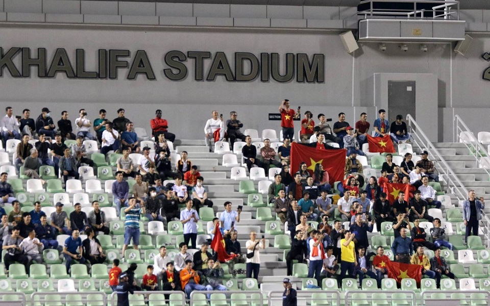 Tuy nhiên, U23 Việt Nam vẫn nhận được sự đồng hành và cổ vũ từ khán giả có mặt trên khán đài sân vận động Qatar University. (Ảnh: VFF) 