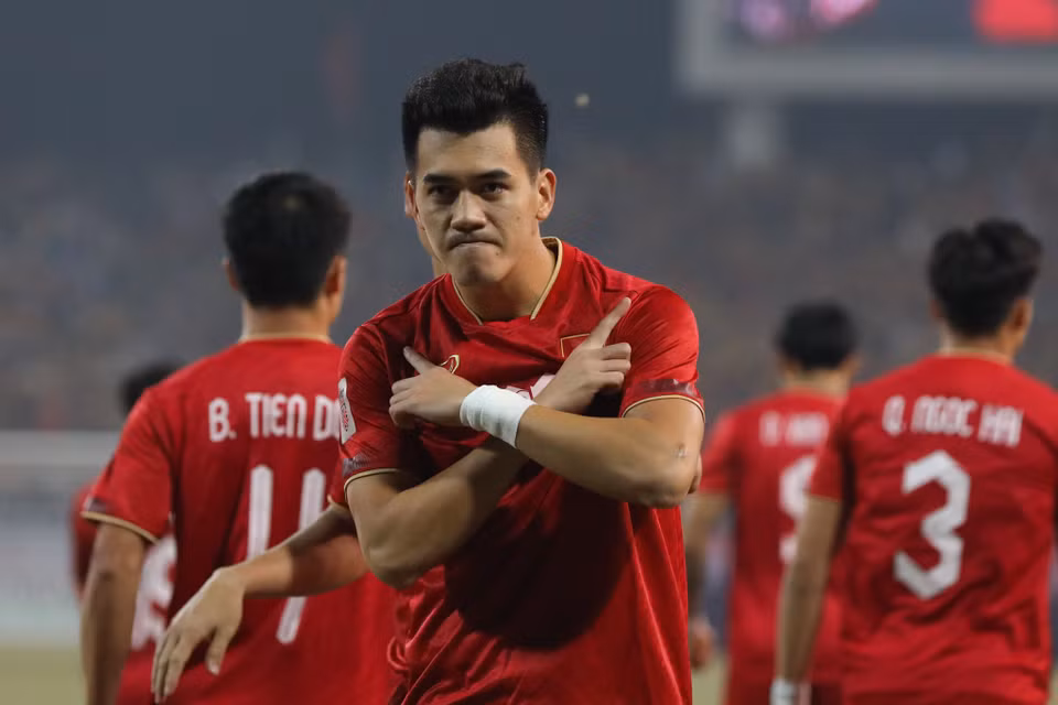 Tiền đạo Tiến Linh sắm vai người hùng với pha lập công thứ hai trước Indonesia bằng cú đánh đầu ngược hiểm hóc. (Ảnh: PV/Vietnam+)