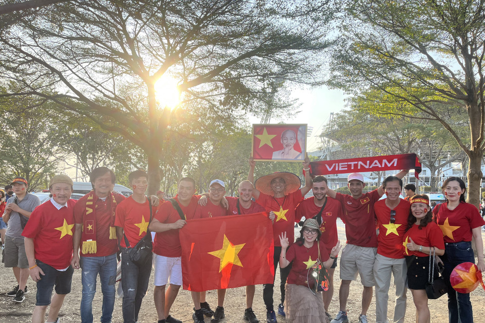 Với sắc đỏ truyền thống, cổ động viên sẵn sàng đồng hành cùng đội tuyển Việt Nam. (Ảnh: PV/Vietnam+)