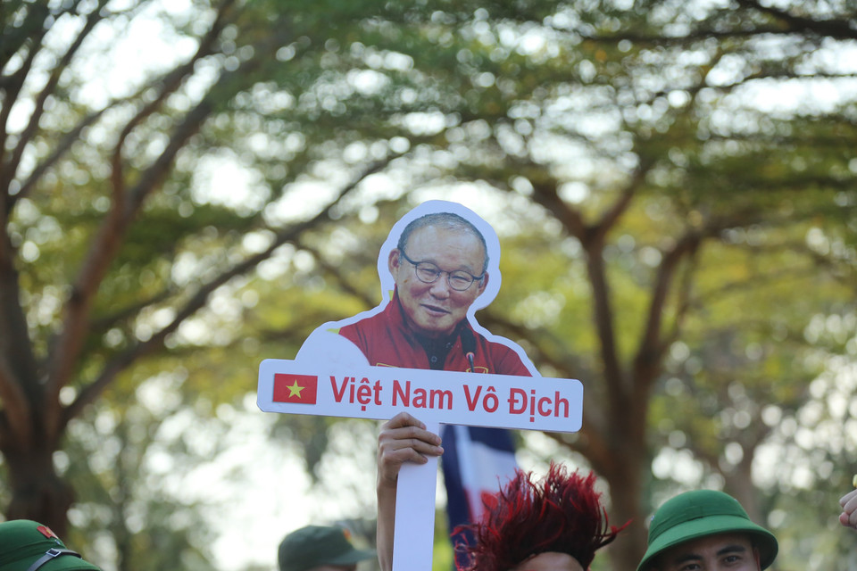 Tất cả người hâm mộ đều đang chờ đợi đội tuyển Việt Nam chiến thắng và giành chức vô địch, qua đó khép lại giải đấu cuối cùng với huấn luyện viên Park Hang-seo. (Ảnh: PV/Vietnam+)