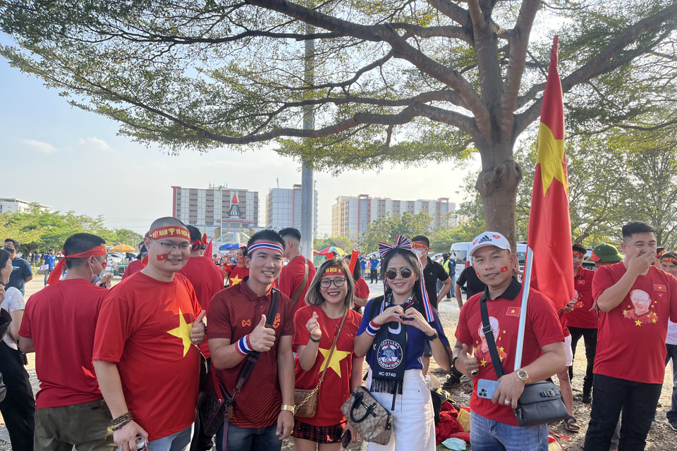 Cổ động viên Việt Nam cho thấy tinh thần lạc quan, thân thiện và không ngần ngại chụp ảnh cùng cổ động viên Thái Lan trước trận đấu. (Ảnh: PV/Vietnam+)