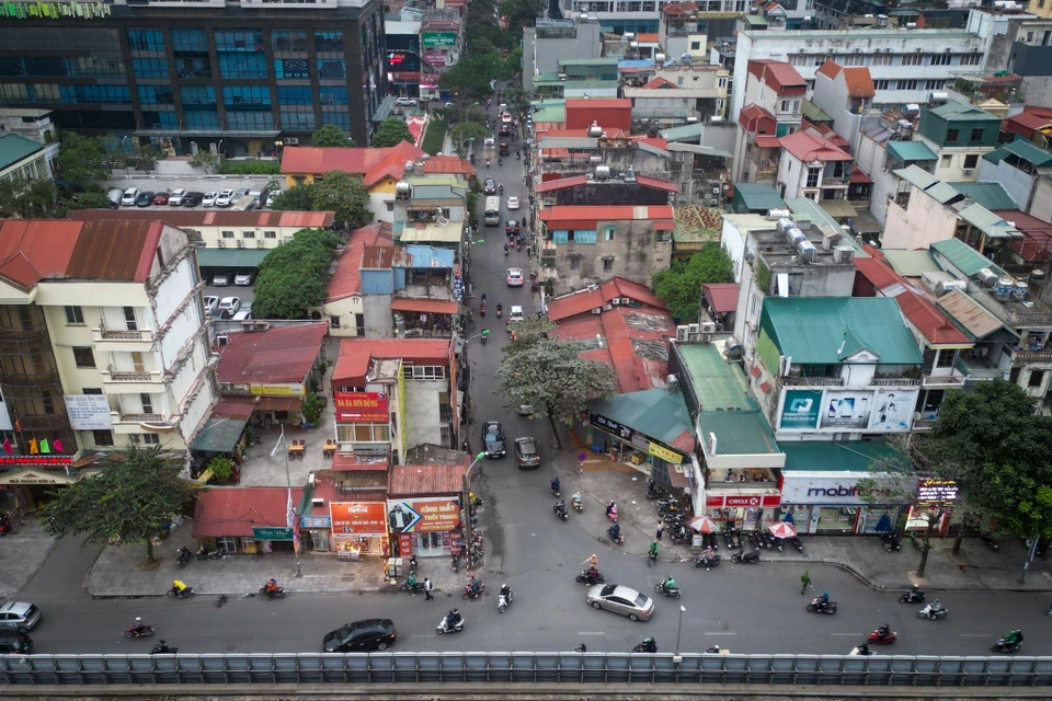 Đoạn đường Nguyễn Tuân thuộc địa bàn phường Nhân Chính và Thanh Xuân Trung (Thanh Xuân, Hà Nội) đang trong tình trạng nửa rộng, nửa hẹp. Ủy ban Nhân dân quận này cho biết trong năm 2024 sẽ triển khai dự án cải tạo, mở rộng những đoạn còn lại trên tuyến phố này để xóa ùn tắc. (Ảnh: Hoài Nam/Vietnam+)