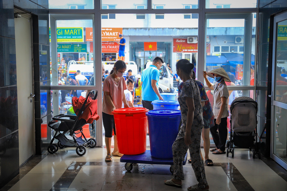 Nhiều người dân bày tỏ lo lắng không biết đến khi nào mới có nước sạch trở lại. (Ảnh: Hoài Nam/Vietnam+)