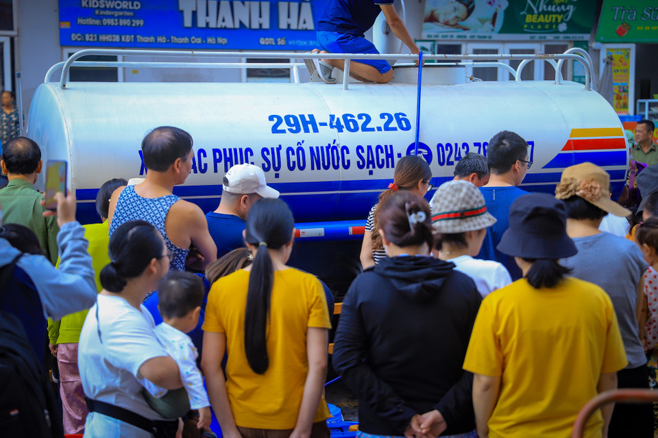 Hiện tại, người dân chỉ có thể trông chờ vào những xe tiếp nước đợi ngày cấp nước sạch trở lại. (Ảnh: Hoài Nam/Vietnam+)