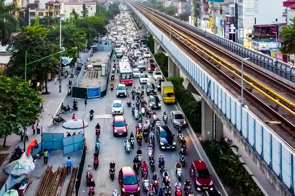 Hà Nội hiện có nhiều tuyến đường đang bị rào chắn, thu hẹp mặt cắt để thi công công trình dẫn đến tình trạng thường xuyên ùn tắc tại các điểm này. (Ảnh: Hoài Nam/Vietnam+)