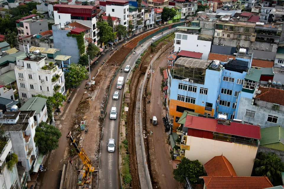 Theo kế hoạch, dự án hạ đê sông Hồng để mở rộng 3,7km đường Âu Cơ, Hà Nội hoàn thành trong năm 2021 nhưng do nhiều nguyên nhân nên vẫn dang dở vào giữa năm 2023. Do vậy, chủ đầu tư dự án đã phải đắp hoàn trả hơn 600 mét đê khi mùa mưa bão đến và dừng thi công. (Ảnh: Hoài Nam/Vietnam+)