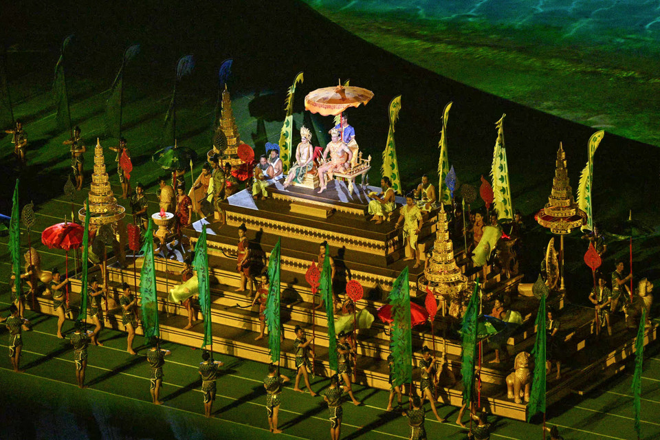 Hình ảnh 3D Angkor Wat trên Sân vận động Morodok Techo trong Lễ Khai mạc SEA Games 32. (Ảnh: AFP/TTXVN)