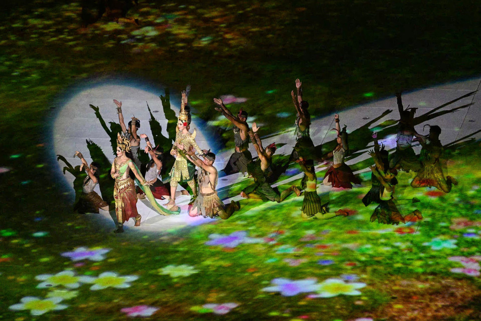 Màn biểu diễn nghệ thuật tại Lễ Khai mạc SEA Games 32 trên Sân vận động Morodok Techo ở thủ đô Phnom Penh, Campuchia ngày 5/5/2023. (Ảnh: AFP/TTXVN)