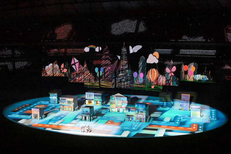 Tiết mục biểu diễn thuộc chương hai "Nụ cười của người Khmer" tại Lễ Khai mạc SEA Games 32. (Ảnh: AFP/TTXVN)