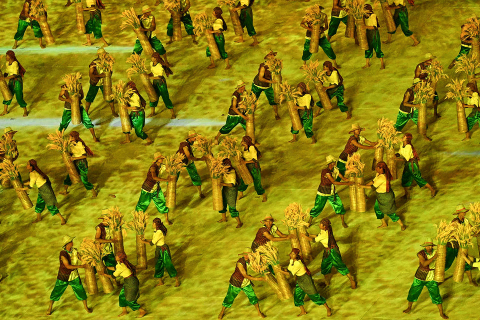 Chương trình biểu diễn nghệ thuật tại Lễ Khai mạc SEA Games 32. (Ảnh: AFP/TTXVN)