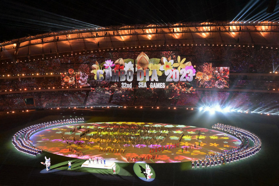 Màn biểu diễn nghệ thuật đặc sắc tại Lễ Khai mạc SEA Games 32. (Ảnh: AFP/TTXVN)