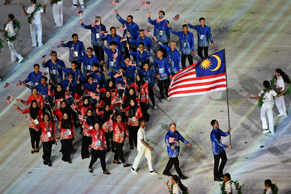 Đoàn Thể thao Malaysia diễu hành trên Sân vận động Morodok Techo trong Lễ Khai mạc SEA Games 32. (Ảnh: AFP/TTXVN)