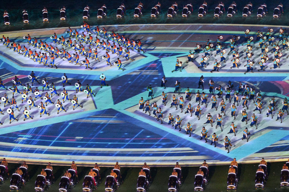 Màn biểu diễn nghệ thuật tại Lễ Khai mạc SEA Games 32 trên Sân vận động Morodok Techo, thủ đô Phnom Penh, Campuchia. (Ảnh: AFP/TTXVN)