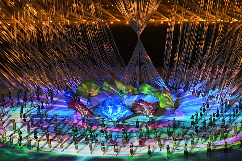 Tiết mục "Sự huy hoàng của Angkor" tại Lễ Khai mạc SEA Games 32 trên sân Morodok Techo. (Ảnh: AFP/TTXVN)