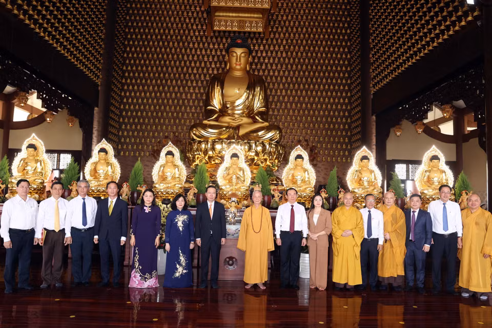 Chủ tịch nước Võ Văn Thưởng thăm, chúc mừng Trưởng lão Hòa thượng Thích Trí Quảng, Pháp chủ Hội đồng chứng minh Giáo hội Phật giáo Việt Nam tại chùa Huê Nghiêm. (Ảnh: Thống Nhất/TTXVN)