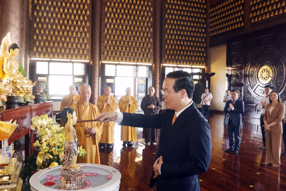 Chủ tịch nước Võ Văn Thưởng thực hiện nghi thức tắm Phật tại chùa Huê Nghiêm. (Ảnh: Thống Nhất/TTXVN)