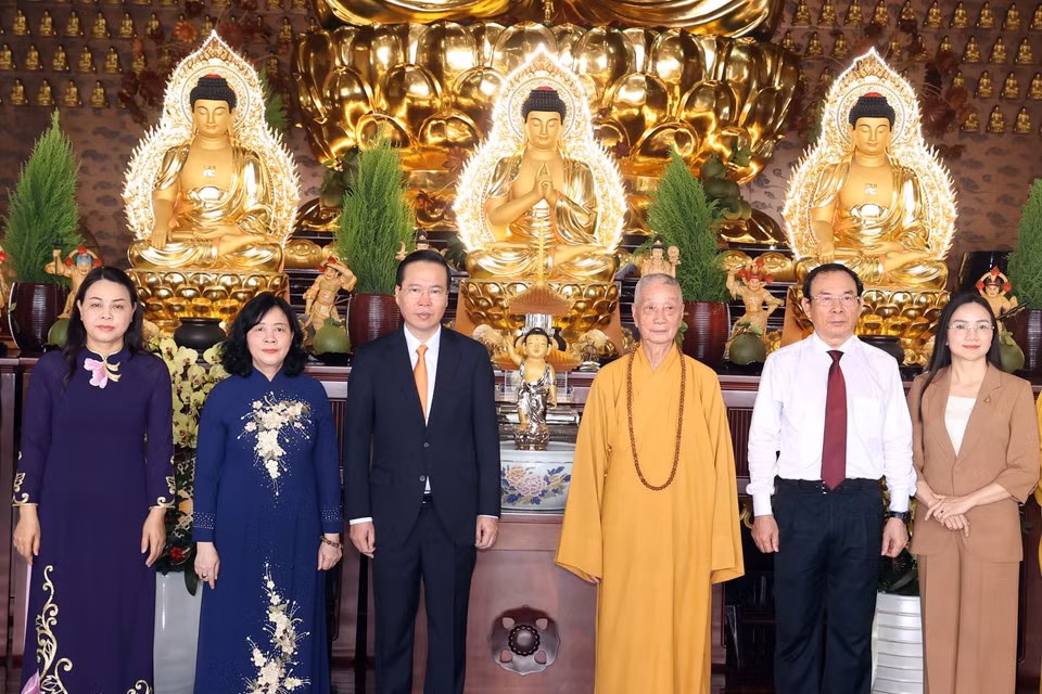 Chủ tịch nước Võ Văn Thưởng thăm, chúc mừng Trưởng lão Hòa thượng Thích Trí Quảng, Pháp chủ Hội đồng chứng minh Giáo hội Phật giáo Việt Nam tại Chùa Huê Nghiêm. (Ảnh: Thống Nhất/TTXVN)