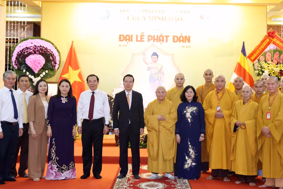 Chủ tịch nước Võ Văn Thưởng thăm, chúc mừng Hòa thượng Thích Thiện Nhơn, Chủ tịch Hội đồng Trị sự Giáo hội Phật giáo Việt Nam tại chùa Minh Đạo. (Ảnh: Thống Nhất/TTXVN)