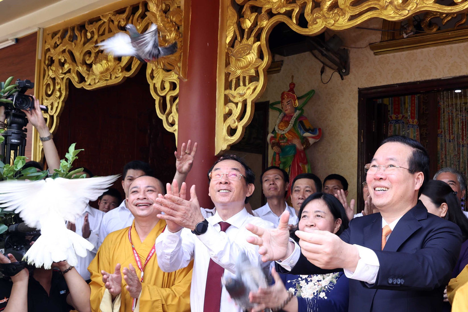 Chủ tịch nước Võ Văn Thưởng cùng các đại biểu thả chim bồ câu cầu cho quốc thái, dân an tại chùa Minh Đạo. (Ảnh: Thống Nhất/TTXVN)