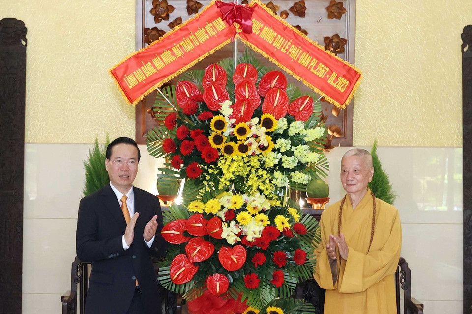 Chủ tịch nước Võ Văn Thưởng thăm, chúc mừng Trưởng lão Hòa thượng Thích Trí Quảng, Pháp chủ Hội đồng Chứng minh Giáo hội Phật giáo Việt Nam tại chùa Huê Nghiêm. (Ảnh: Thống Nhất/TTXVN)