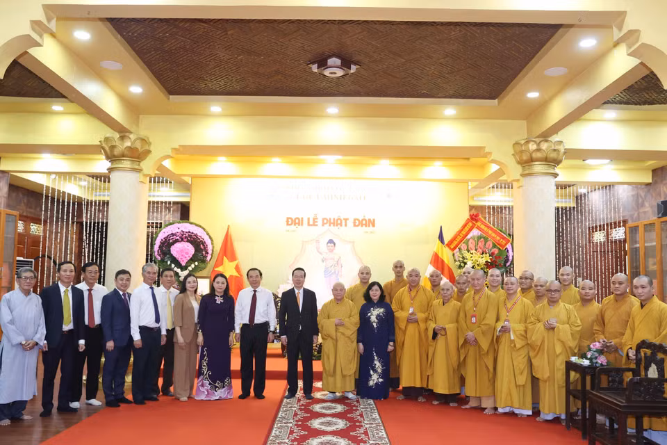 Chủ tịch nước Võ Văn Thưởng thăm, chúc mừng Hòa thượng Thích Thiện Nhơn, Chủ tịch Hội đồng Trị sự Giáo hội Phật giáo Việt Nam tại chùa Minh Đạo. (Ảnh: Thống Nhất/TTXVN)