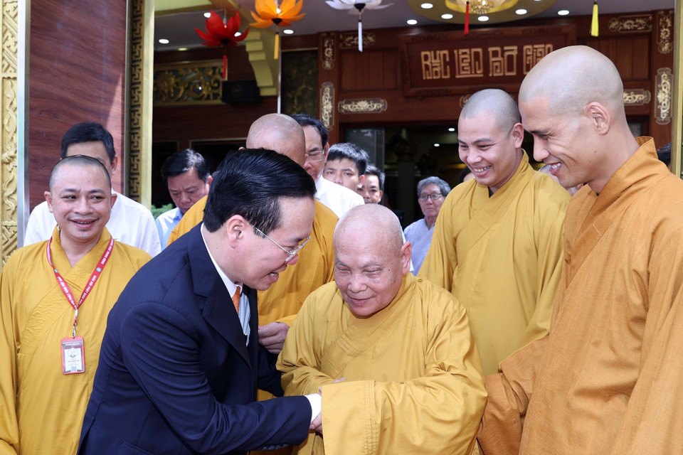 Chủ tịch nước Võ Văn Thưởng thăm, chúc mừng Hòa thượng Thích Thiện Nhơn, Chủ tịch Hội đồng Trị sự Giáo hội Phật giáo Việt Nam tại chùa Minh Đạo. (Ảnh: Thống Nhất/TTXVN)