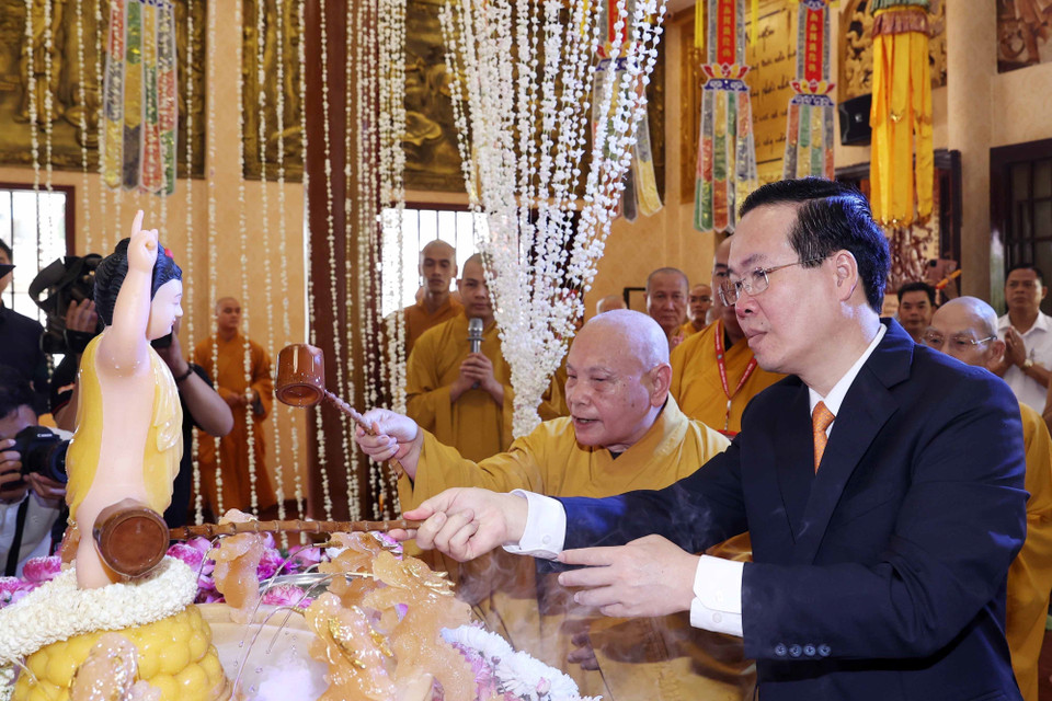 Chủ tịch nước Võ Văn Thưởng thực hiện nghi thức tắm Phật tại chùa Huê Nghiêm. (Ảnh: Thống Nhất/TTXVN)