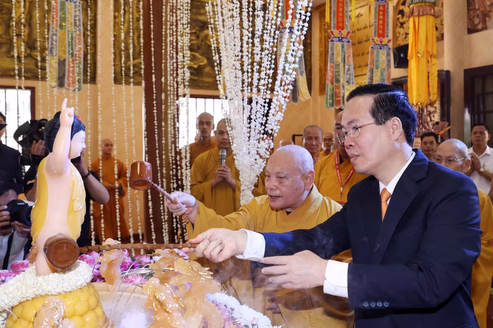 Chủ tịch nước Võ Văn Thưởng thực hiện nghi thức tắm Phật tại chùa Huê Nghiêm. (Ảnh: Thống Nhất/TTXVN)