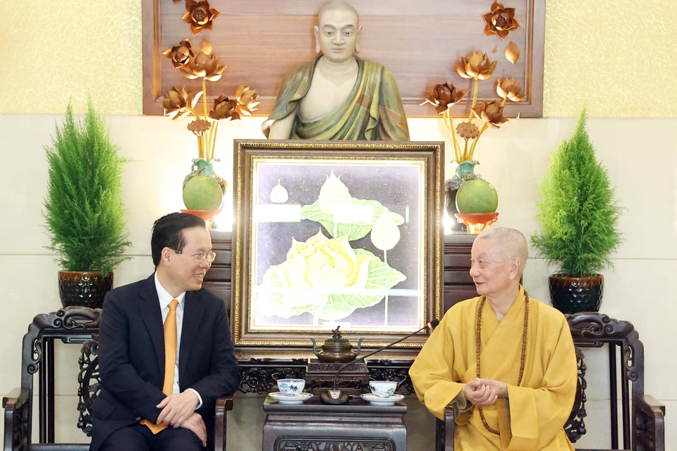 Chủ tịch nước Võ Văn Thưởng thăm, chúc mừng Trưởng lão Hòa thượng Thích Trí Quảng, Pháp chủ Hội đồng Chứng minh Giáo hội Phật giáo Việt Nam tại chùa Huê Nghiêm. (Ảnh: Thống Nhất/TTXVN)