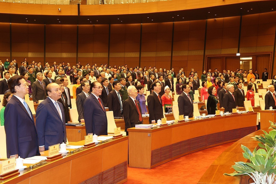 Tổng Bí thư Nguyễn Phú Trọng cùng các vị lãnh đạo, nguyên lãnh đạo Đảng, Nhà nước và đại biểu Quốc hội thực hiện nghi lễ chào cờ. (Ảnh: Trí Dũng/TTXVN)