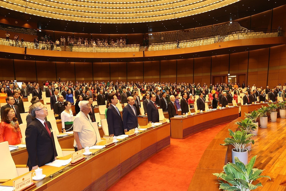 Tổng Bí thư Nguyễn Phú Trọng cùng các vị lãnh đạo, nguyên lãnh đạo Đảng, Nhà nước và đại biểu Quốc hội thực hiện nghi lễ chào cờ. (Ảnh: Trí Dũng/TTXVN)