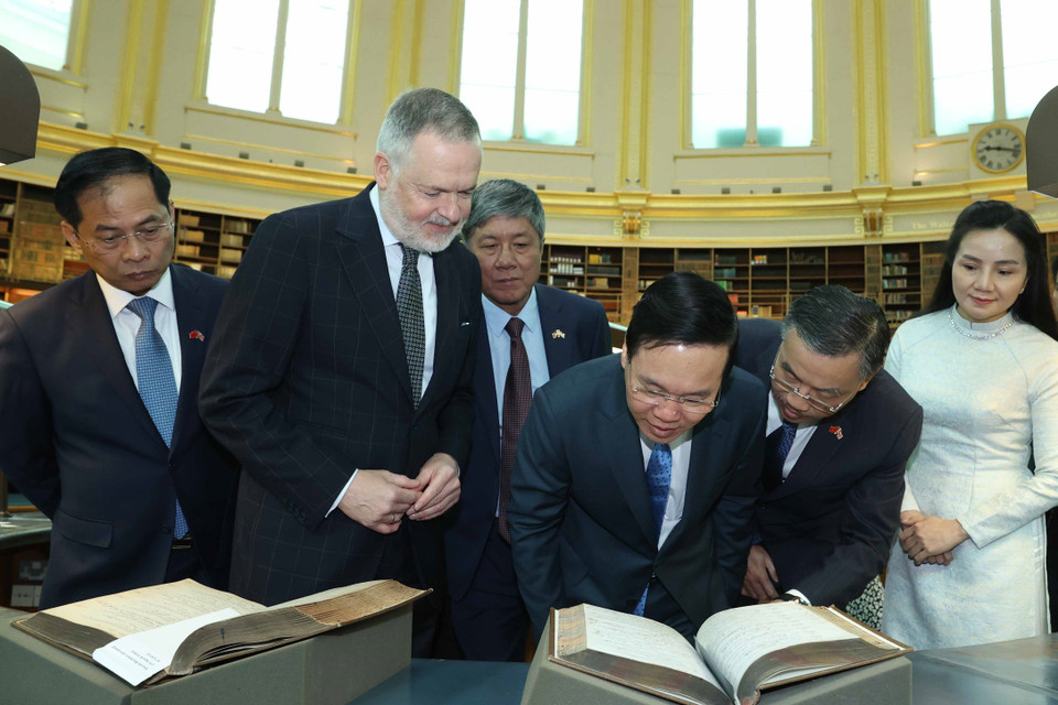 Chủ tịch nước Võ Văn Thưởng thăm Phòng đọc, nơi Karl Marx, Lenin cùng nhiều nhà tư tưởng lớn đã đến đọc và nghiên cứu. (Ảnh: Thống Nhất/TTXVN)