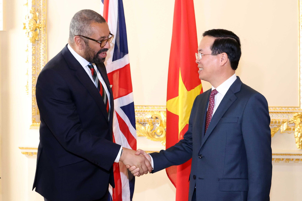 Chủ tịch nước Võ Văn Thưởng gặp Bộ trưởng Ngoại giao Anh James Cleverly. (Ảnh: Thống Nhất/TTXVN)
